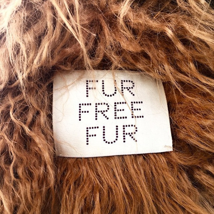 Speciální štítky s označením „Fur-free Fur“ (Nekožešinová kožešina), které překvapivě nejsou nikde schovány, ale našity na viditelném místě jako je zápěstí či límec
